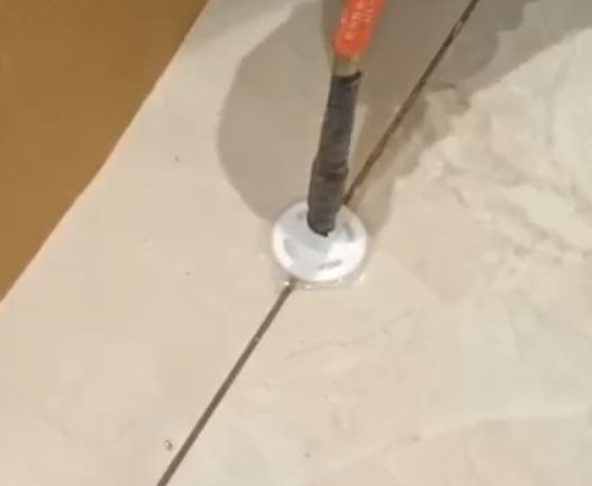 蚌埠市瓷砖空鼓维修公司专业解答瓷砖在铺贴过程中，如果没有涂抹均匀到位的粘结材料（如水泥砂浆或瓷砖胶），可能会导致以下问题